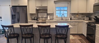 Family Getaway in Breezewood with AC and Wi-Fi