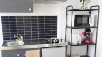 Refrigerador, microondas, parrilla de estufa y cafetera y tetera