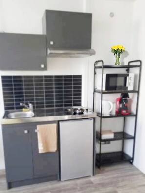 Køleskab, mikrobølgeovn, kogeplade, kaffe-/temaskine