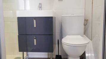 Serviettes fournies, savon, papier toilette