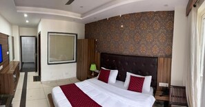 Front of property - The Cedar Vatika Hotel & Restaurant (Dharamshala)