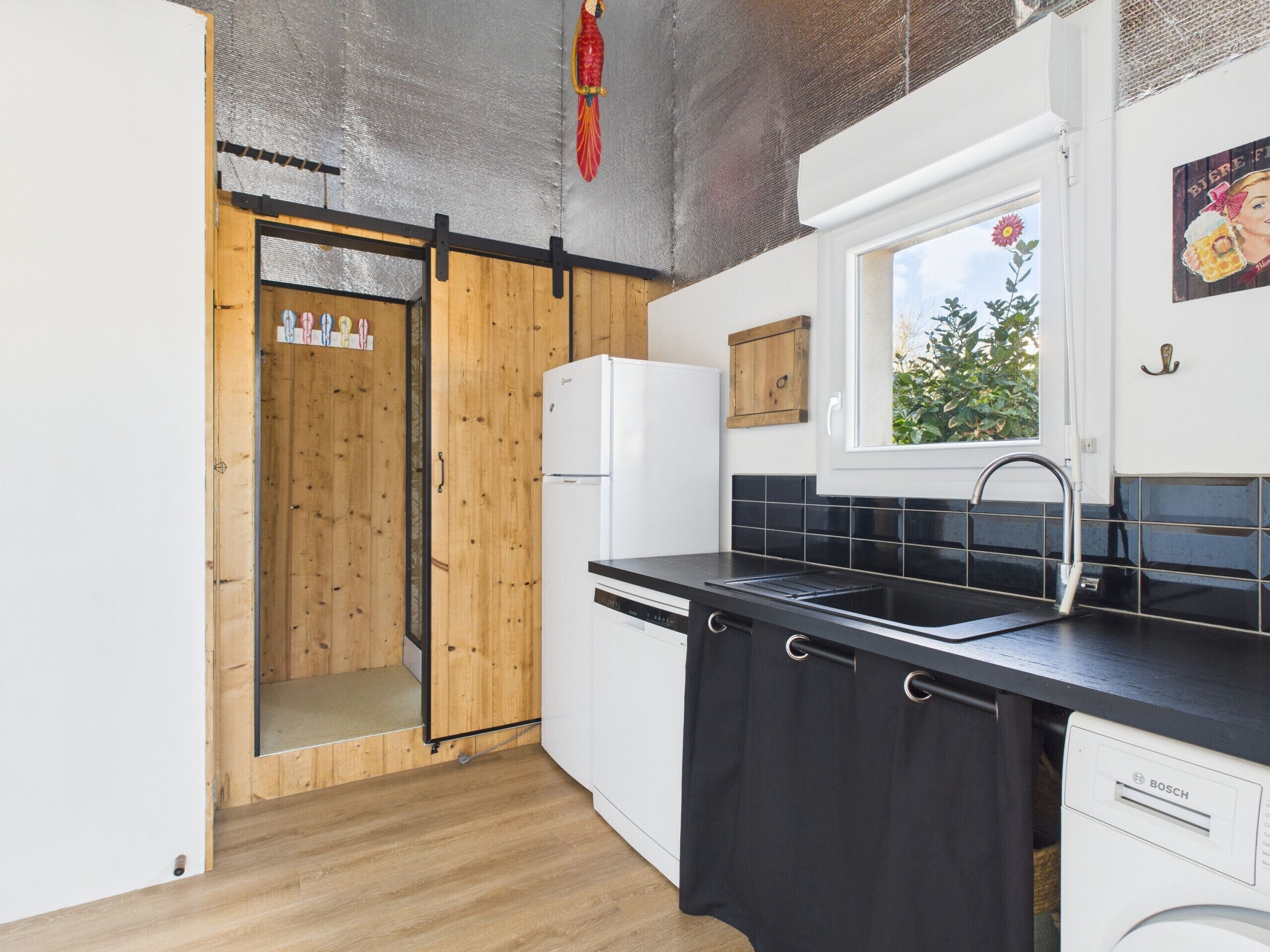 Jääkaappi, mikroaaltouuni, uuni, astianpesukone