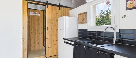 Kühlschrank, Mikrowelle, Ofen, Geschirrspüler