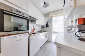 Jääkaappi, mikroaaltouuni, uuni, astianpesukone