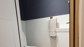 Douche, sĂšche-cheveux, serviettes fournies, savon