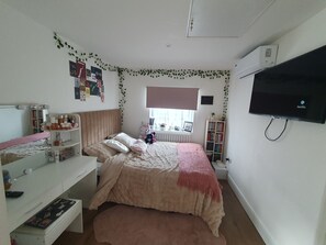 3 bedrooms, desk, iron/ironing board, WiFi