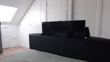 3 bedrooms, desk, iron/ironing board, WiFi
