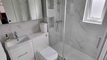 Dusche, Haartrockner, Handtücher, Seife