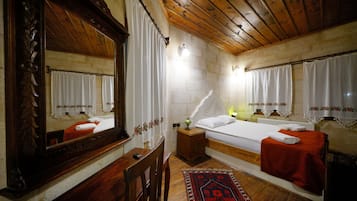 Deluxe Art Triple Room With Balcony | Öryggishólf í herbergi, sérhannaðar innréttingar, sérvalin húsgögn
