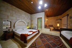 Grand Family Art Room With Fireplace | Cofres nos quartos, individualmente decorados