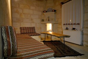 Grand Family Art Room With Fireplace | Wohnbereich