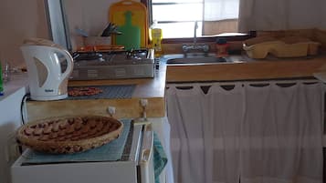 Frigobar, placa de cocina, tetera/pava eléctrica, utensilios de cocina