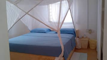 1 habitación, escritorio y espacio para trabajar con laptop
