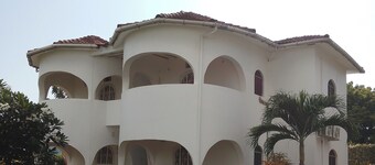 Four shells apartments diani 