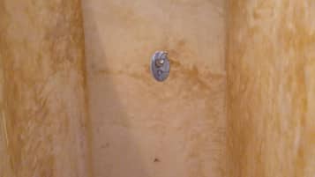 Bañera y ducha independientes, toallas, papel higiénico
