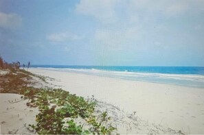 Rannalla, aurinkotuoleja, rantapyyhkeitä