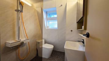 Ducha, secador de pelo, toallas y jabón