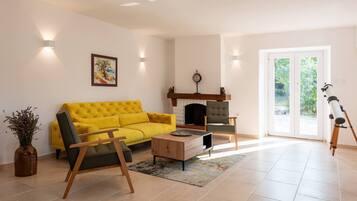 Villa, 4 Bedrooms, Smoking, Private Pool | Living room | Books