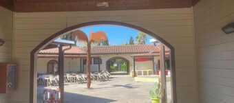 Charming 2-bedroom chalet in tranquil Toscana , Viareggio, camping Paradiso