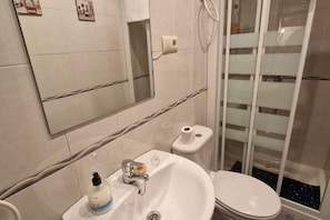 Shower, towels, shampoo