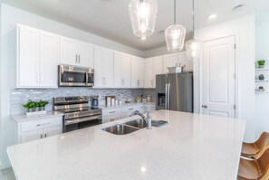 Microwave, oven, stovetop, dishwasher - 3-bedroom townhome in charming Davenport with AC, fitness room, WiFi (Davenport)