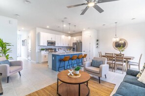 Smart TV, fireplace - 3-bedroom townhome in charming Davenport with AC, fitness room, WiFi (Davenport)