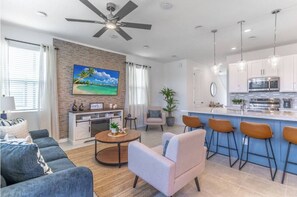 Smart TV, fireplace - 3-bedroom townhome in charming Davenport with AC, fitness room, WiFi (Davenport)