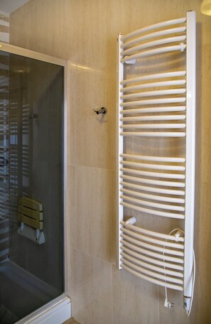 Shower, hair dryer, towels, soap - Room Beta with sea view (Dubrovnik)