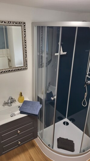 Shower, hair dryer, towels - Vacation apartment Dörpschipper in the smallest warf village of the Krummhörn (Krummhörn)