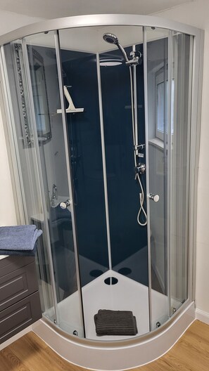Shower, hair dryer, towels - Vacation apartment Dörpschipper in the smallest warf village of the Krummhörn (Krummhörn)