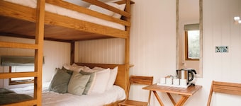 Cosy en suite shepherd hut on the grounds of Historic building Samlesbury Hall