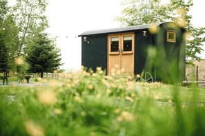Exterior - Cosy en suite shepherd hut on the grounds of Historic building Samlesbury Hall (Samlesbury)