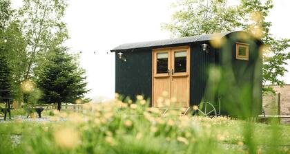 Cosy en suite shepherd hut on the grounds of Historic building Samlesbury Hall