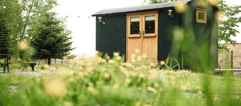 Cosy en suite shepherd hut on the grounds of Historic building Samlesbury Hall