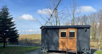 Cosy en suite shepherd hut on the grounds of Historic building Samlesbury Hall