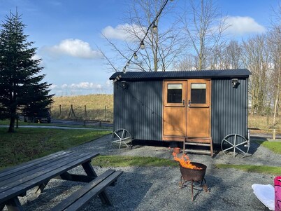 Cosy en suite shepherd hut on the grounds of Historic building Samlesbury Hall