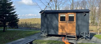 Cosy en suite shepherd hut on the grounds of Historic building Samlesbury Hall