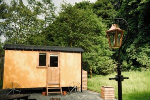 Exterior - Cosy en suite shepherd hut on the grounds of Historic building Samlesbury Hall (Samlesbury)