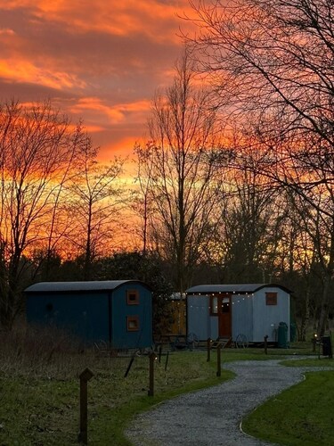 Cosy en suite shepherd hut on the grounds of Historic building Samlesbury Hall