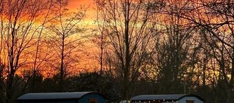 Cosy en suite shepherd hut on the grounds of Historic building Samlesbury Hall