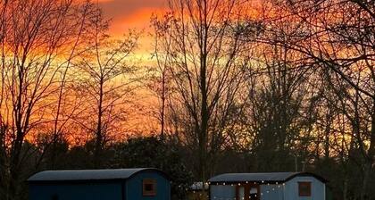 Cosy en suite shepherd hut on the grounds of Historic building Samlesbury Hall