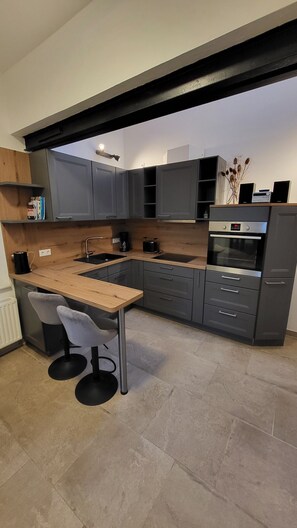 Kylskåp, ugn, spishäll och diskmaskin