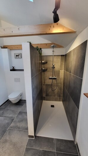 Shower, hair dryer, towels, soap - Vacation home Dörpblick in the smallest warf village of the Krummhörn (Krummhörn)