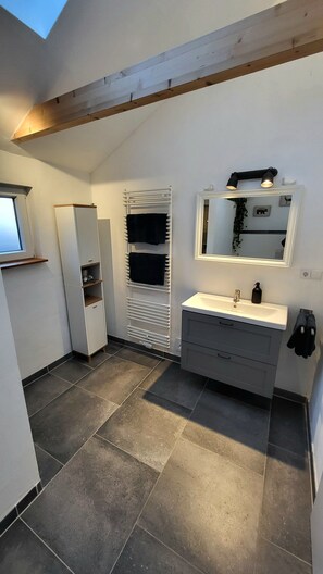 Een douche, een haardroger, handdoeken, zeep