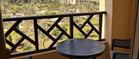 تناول الطعام بالخارج