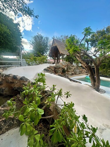 Yemaya Guesthouse Curaçao; fits up to 3guests - has an amazing Pool with Slide!