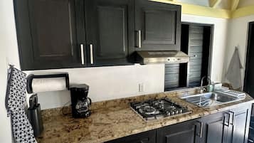 Fridge, stovetop, coffee/tea maker, electric kettle