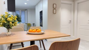 Apartamento de lujo, 1 habitación | Zona de estar | Una televisión LED