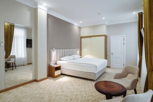 Caja de seguridad en la habitación y espacio para trabajar con laptop