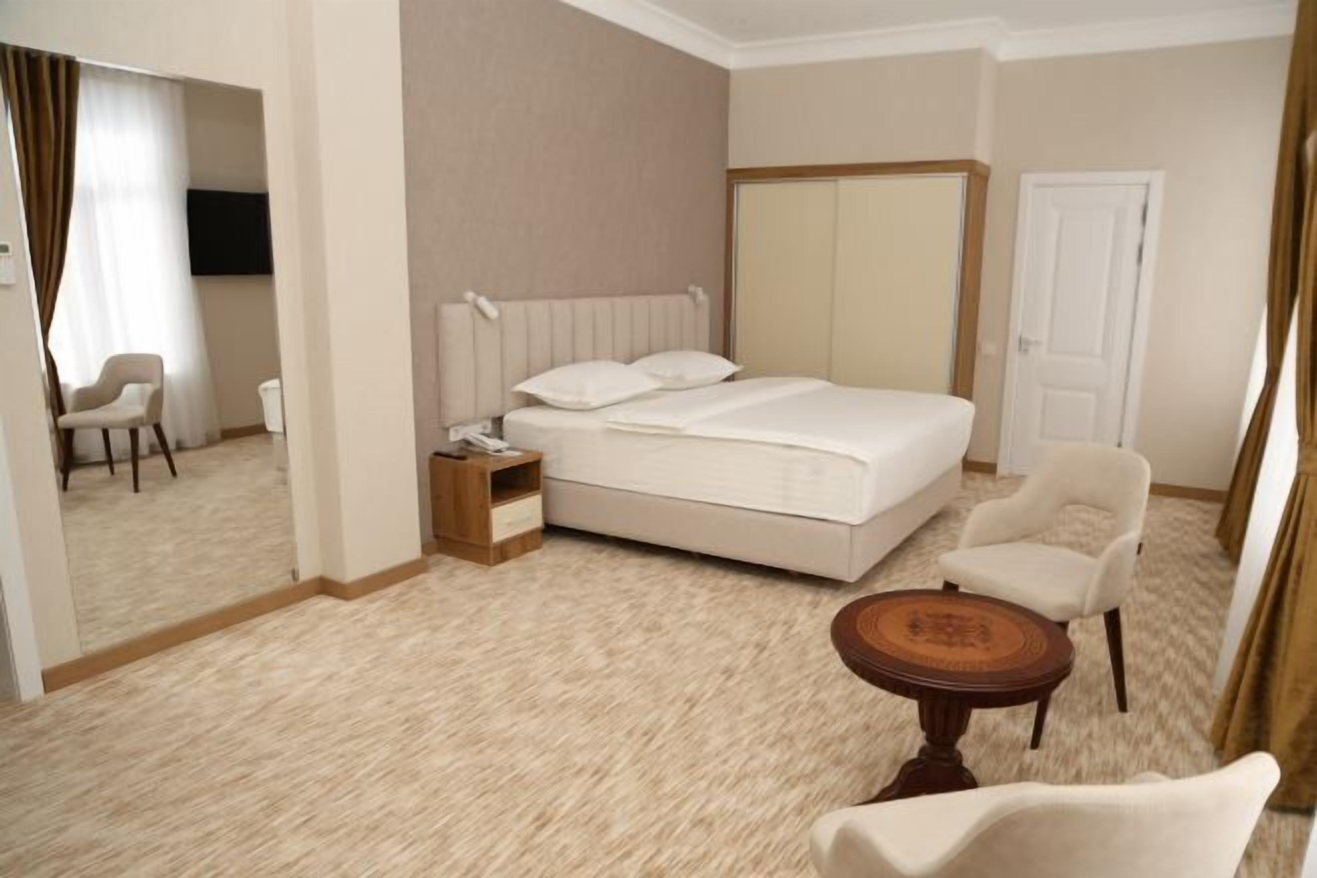 Een kluis op de kamer, een laptopwerkplek, een strijkplank/strijkijzer